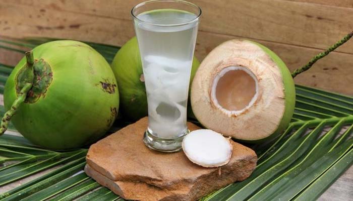 Orang dengan Kondisi Ini Perlu Hindari Minum Air Kelapa